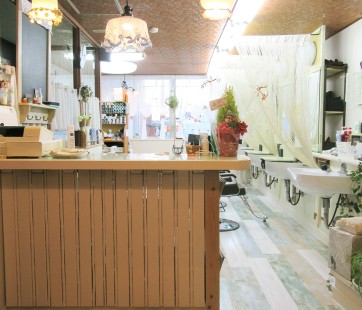 床と壁のリフォームで雰囲気をガラリと変える美容室