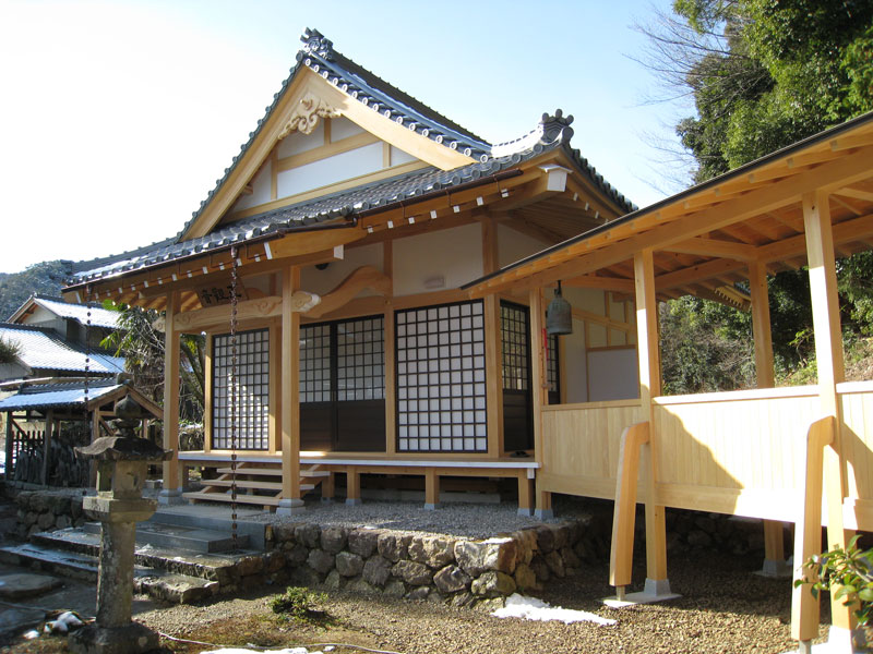 寺社ならではの独特な建築様式や装飾を熟練の大工が丹精込めて形に