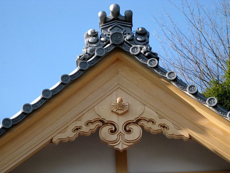 寺社ならではの独特な建築様式や装飾を熟練の大工が丹精込めて形に