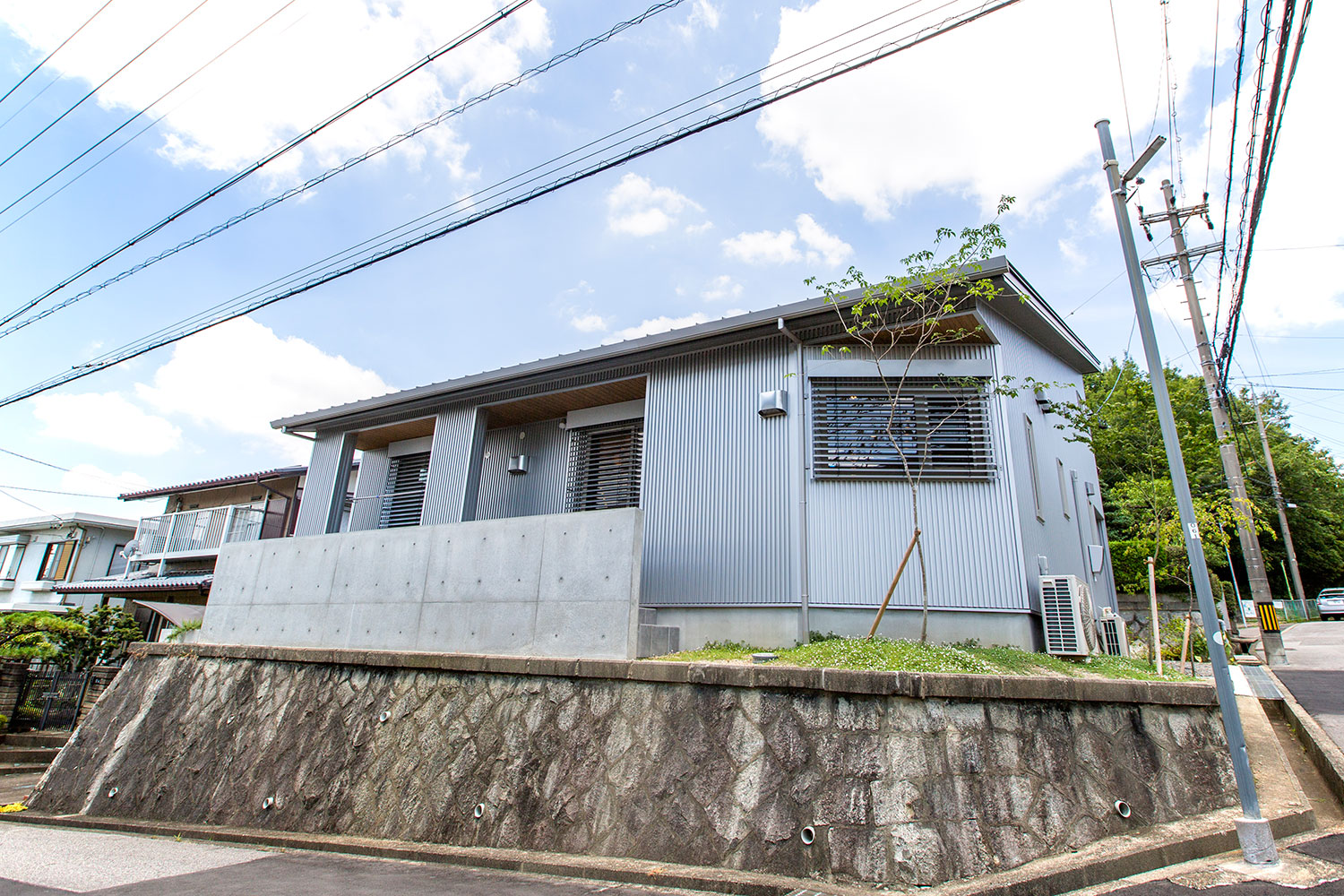 大人がゆったりと暮らせる空間：平屋の高性能デザイン住宅